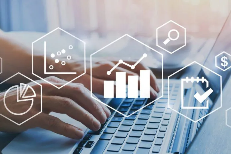 ilustrações gráficas de crescimento na frente de uma foto de mãos brancas no teclado do computador é a foto que ilustra artigo sobre Power BI, dados e estratégias