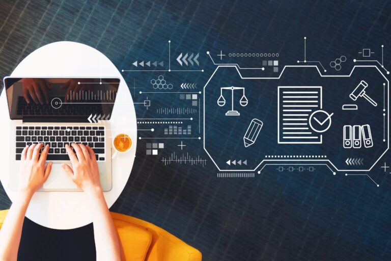 foto de mulher caucasiana digitando no computador com várias ilustrações gráficas de termos jurídicos é a imagem do artigo sobre governança corporativa e compliance