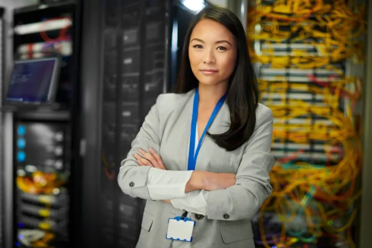 mulher jovem de origem asiática em um espaço com servidores retrata artigo sobre profissões na área de TI: vagas e oportunidades de carreira