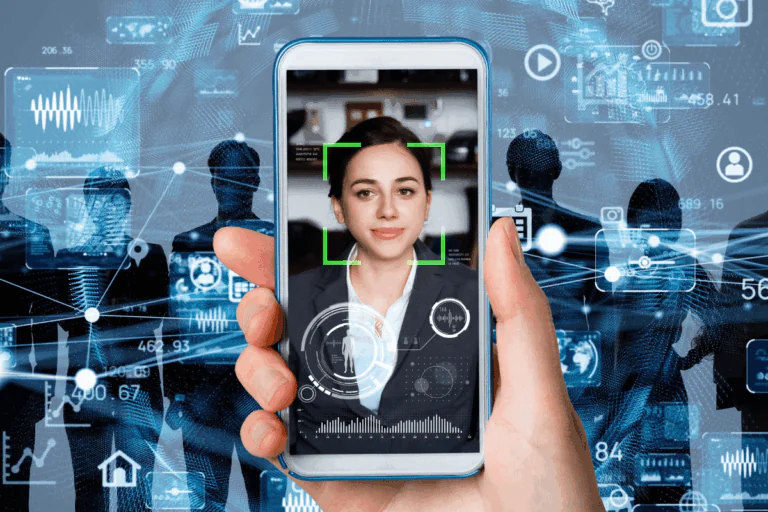 ilustra artigo sobre Azure Cognitive Services foto conceitual com mobile fazendo reconhecimento facial de mulher asiática em um fundo com a silhueta de vários colaboradores em ambiente corporativo