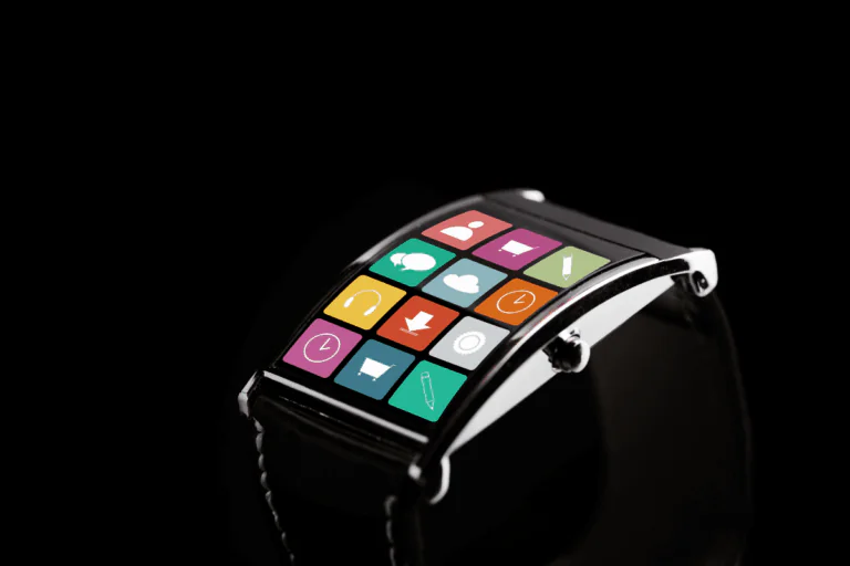 ilustra artigo sobre Azure Machine Learning a foto de um smartwatch com apps diversos, solidificando a ideia da importância do machine learning na criação de aplicações inteligentes