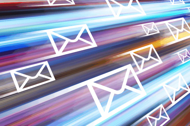 série de ícones de envelope eletrônico sobre fundo colorido ilustra artigo sobre benefícios do Fastmail