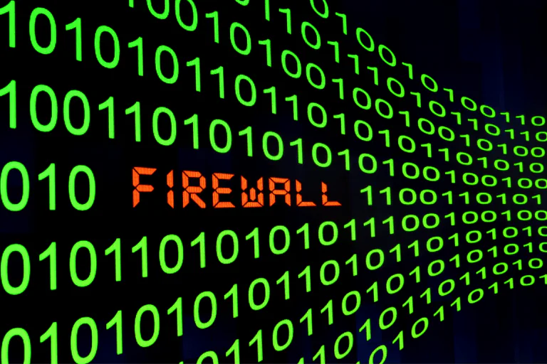 ilustrando artigo sobre estratégias de segurança com firewall Mikrotik temos uma imagem ilustrativa de segurança digital, com a palavra 'FIREWALL' em vermelho destacada no centro, cercada por uma sequência de números binários em verde (0s e 1s) sobre um fundo escuro. A composição remete à proteção e filtragem de dados em redes de computadores.
