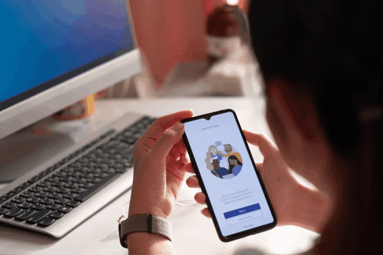 Usuário utiliza o aplicativo Microsoft Teams em um smartphone, demonstrando a integração do Dynamics 365 com outras ferramentas do Microsoft 365 como parte de um ambiente colaborativo digital.