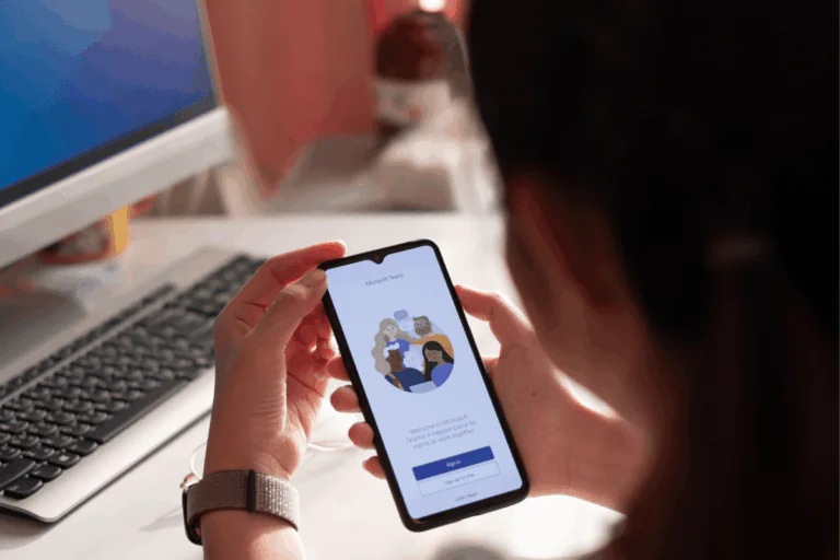 pessoa segura um smartphone com a tela mostrando a tela inicial do aplicativo Microsoft Teams para ilustrar artigo sobre integração do Microsoft Loop ao 365.