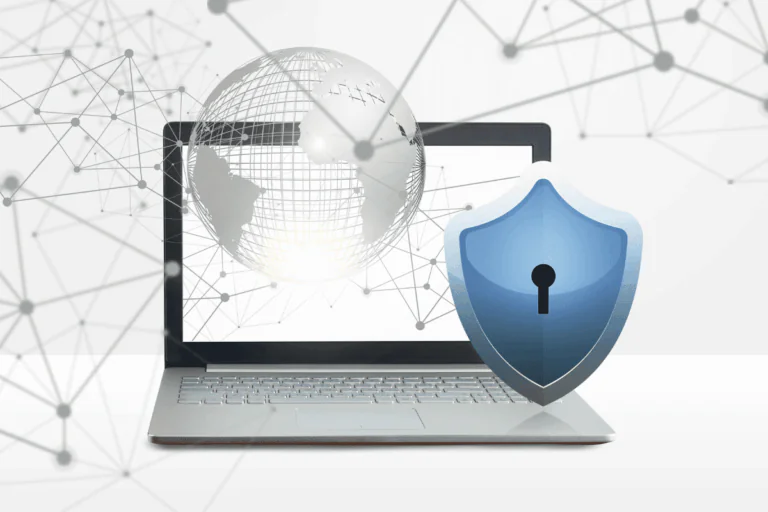 ilustrando artigo sobre segurança e conformidade no Microsoft 365, imagem de laptop com representação de um globo terrestre digital e um escudo azul com cadeado, simbolizando segurança e proteção de dados em ambiente digital, com linhas conectadas ao fundo representando uma rede global.