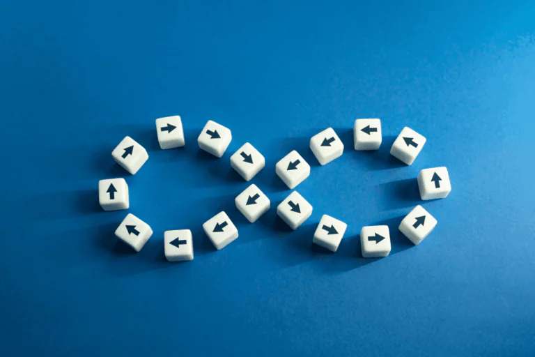 looping de setas simbolizando um fluxo infinito sobre fundo azul é o que ilustra artigo sobre Microsoft Loop e trabalho colaborativo.