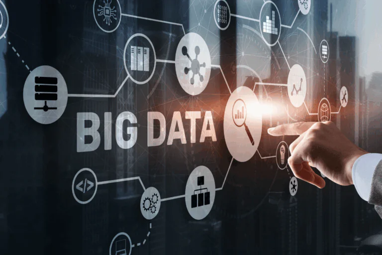 mão masculina e caucasiana de terno clica em um painel luminoso com vários ícones relacionados ao tema do artigo, o que é big data, em uma parede de vidro, cujo reflexo mostra edifícios e arranha-céus.