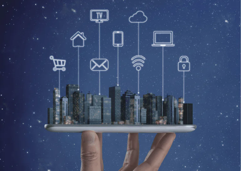 mão segura maquete de cidade para demonstrar onde e como pode funcionar a rede wireless