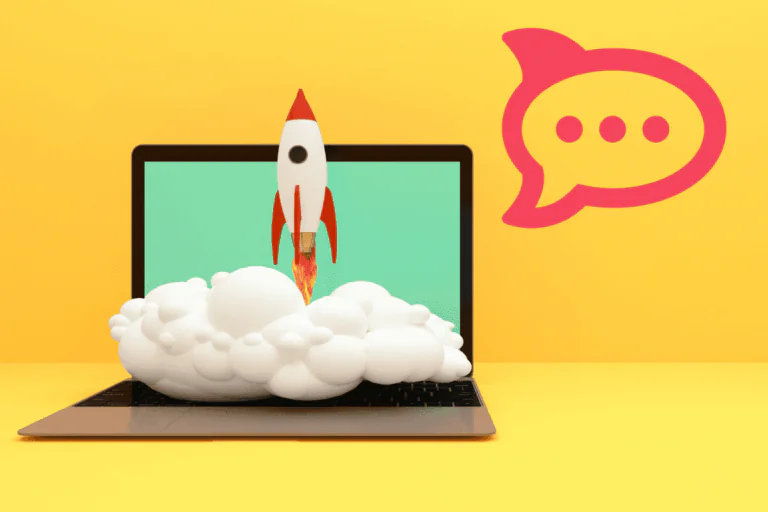 logotipo da Rocket.Chat sobre fundo amarelo com notebook com ilustração de foguete subindo e fazendo fumacinha
