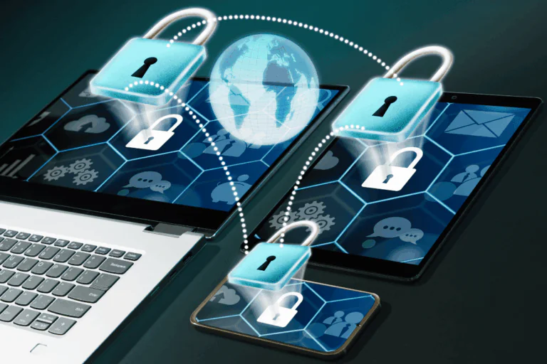 dispositivos digitais, como laptop, tablet e smartphone, conectados por cadeados flutuantes que simbolizam a segurança digital no artigo sobre ameaças à segurança da informação.