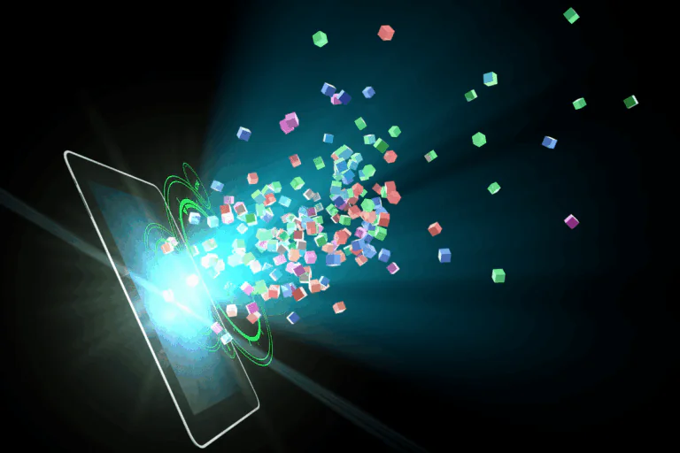 ilustrando artigo sobre desenvolvimento de aplicações personalizadas no SharePoint temos a imagem de um tablet com cubos coloridos flutuando, representando a disseminação de dados ou tecnologia digital em movimento, com feixes de luz azul emanando da tela.