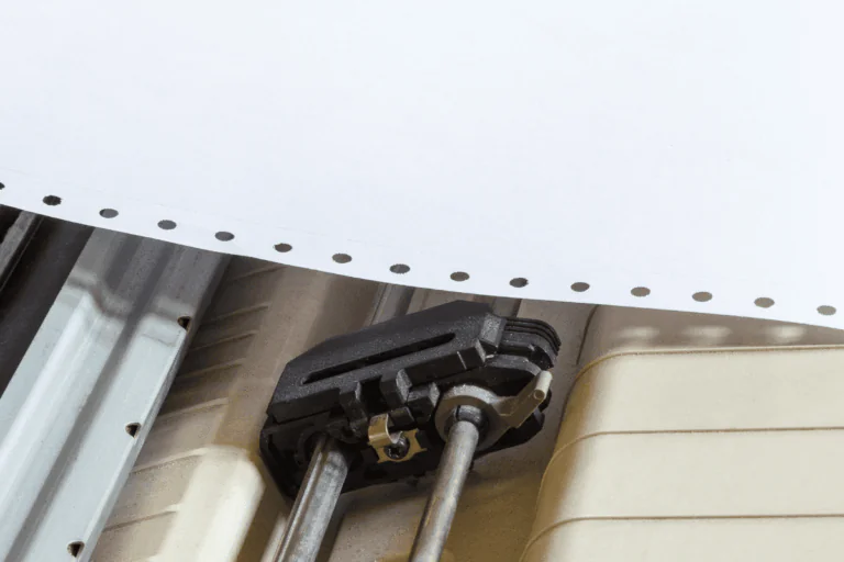 foto clássica do papel com fita em furos ilustra artigo sobre como escolher impressora matricial