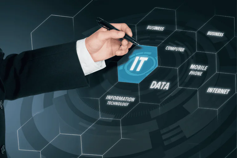 foto de mão segurando uma caneta digital e interagindo com uma tela virtual que exibe termos relacionados a TI (Tecnologia da Informação), como 'Negócios', 'Dados', 'Internet', 'Telefone Móvel', 'Computador' e 'Tecnologia da Informação' ilustra artigo sobre importância da consultoria em cloud computing. O termo central destacado é 'IT', representando a importância da tecnologia da informação no mundo digital.