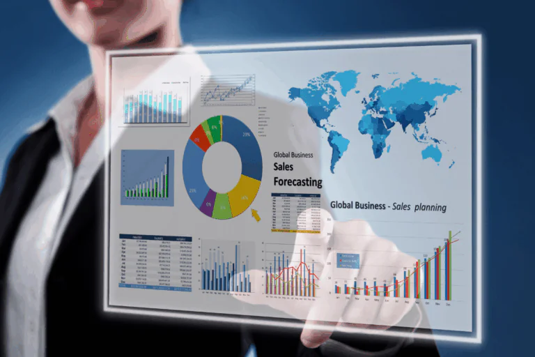 pessoa interagindo com um dashboard digital para ilustrar artigo sobre dashboards interativos. Na foto, o dashboard exibe gráficos variados, incluindo gráficos de barras, gráficos de pizza e um mapa mundial, com dados relacionados a vendas e previsão de negócios globais, com interface transparente e futurista, destacando a análise visual e a interatividade dos dados.