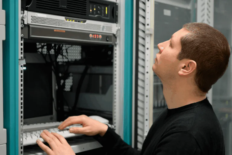 ilustrando artigo sobre manutenção preventiva em equipamentos, técnico de TI realiza manutenção preventiva em equipamentos de servidor, verificando o hardware e ajustando configurações em um data center.