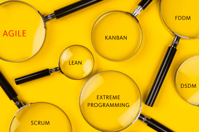 várias lupas sobre fundo amarelo destacando diferentes metodologias ágeis, como Agile, Kanban, Scrum, Lean, Extreme Programming, FDDM e DSDM, cada uma sob uma lupa, representando sua importância e foco no desenvolvimento ágil.