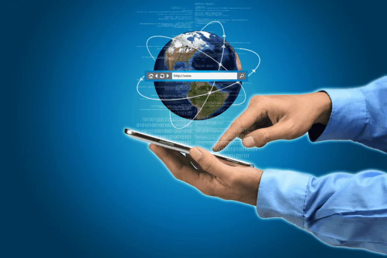 a imagem mostra uma pessoa usando um dispositivo móvel, como um smartphone ou tablet, com as mãos visíveis tocando a tela. Ao fundo, há uma representação gráfica da Terra, simbolizando a internet global, com linhas orbitais que conectam diferentes pontos ao redor do planeta. Acima do globo, há uma barra de navegador com o texto "http://www." destacando a navegação na web. O fundo é predominantemente azul, com elementos de código binário e linhas de dados, indicando a transmissão de informações digitais. A imagem ilustra o conceito de conectividade global e navegação segura na internet.