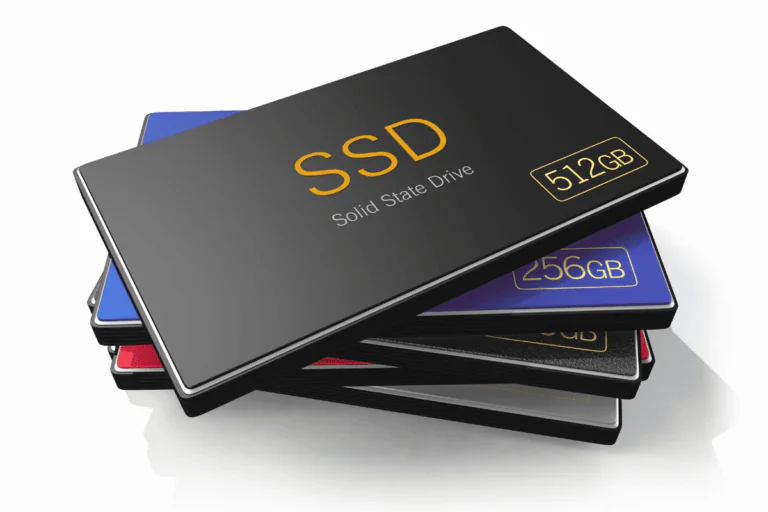 pilha composta por cinco solid state drives de diversas cores, sendo o primeiro da fila de 512 GB, ilustra artigo sobre o que é SSD e para que serve o dispositivo.