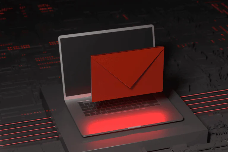 envelope vermelho em cima de um notebook aberto e colocado sobre uma mesa com linhas vermelhas em ambiente de pouca luz ilustra artigo sobre dicas de proteção de e-mails contra ameaças cibernéticas