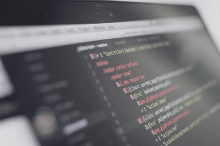 imagem de tela de computador exibindo linhas de código em destaque, com sintaxe colorida em vermelho, verde e branco, representando scripts ou programação em andamento, ilustra artigo sobre automação de tarefas de rede com scripts Mikrotik