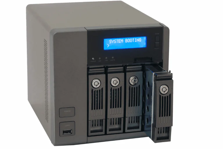 foto de hardware com dispositivo NAS ilustra artigo sobre sistema de armazenamento NAS para pequenas empresas