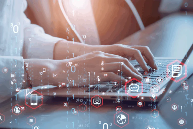 mãos digitando em um teclado de laptop, com ícones de tecnologia digital sobrepostos, representando dados, comunicação, nuvem e outros conceitos digitais. A imagem simboliza a transformação digital, com elementos de tecnologia flutuando no espaço ao redor do teclado.