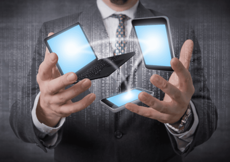 homem de terno segura vários dispositivos móveis em texto sobre VDI