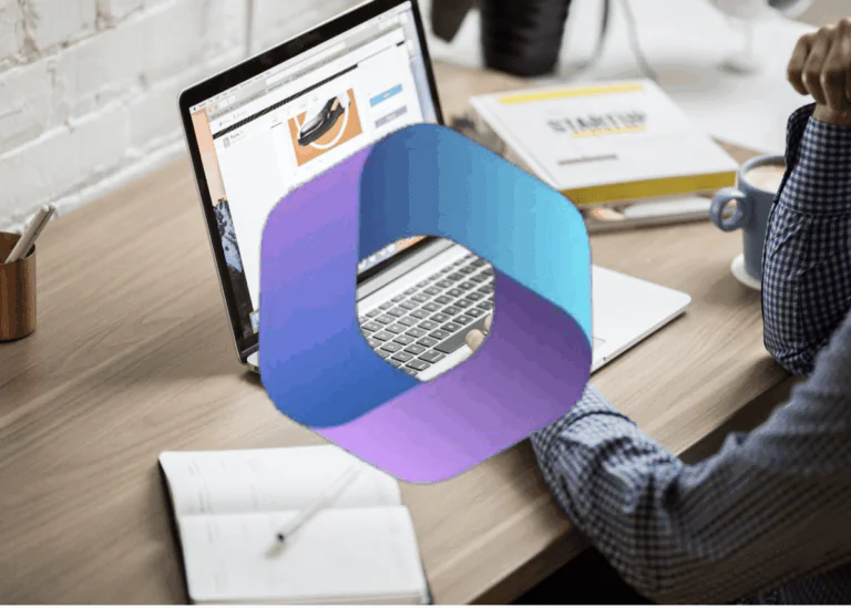 Ao fundo, uma foto de uma mesa de trabalho com laptop ligado, livros ao canto, agenda aberta e uma pessoa, que aparece apenas os braços em camisa de mangas compridas de xadrez azul, e, sobre a foto, está o logo do Microsoft 365 Copilot.