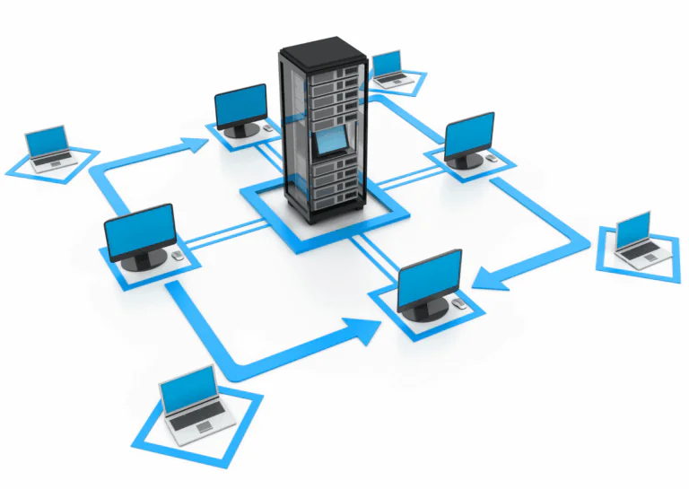 Sobre fundo branco, estão dispostos desenhos de notebooks, desktops e, centralizado, um servidor; ao redor de cada imagem, setas e traços azuis os interligam entre si e entre o servidor; exemplificando o que é top-down e como se relaciona aos projetos de rede de computadores.