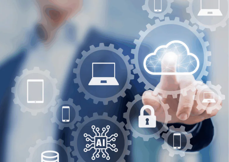 Em fundo desfocado, está um homem de terno, apontando o dedo para a frente e tocando a superfície plana que está sobre a imagem, com ícones como nuvem, computador, cadeado, celular, tablet e microchip; exemplificando qual a diferença entre TI e Gestão de TI.