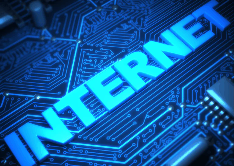 Sobre fundo de placa de rede feita em preto e linhas azuladas, está o escrito internet, disposto na transversal, de uma ponta a outra da imagem, representando como melhorar o sinal da rede de internet com Access Point.