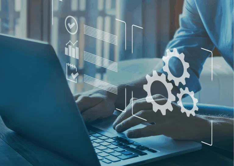 Em destaque um notebook está aberto e virado para um homem, que aparece apenas parcialmente na imagem, com ambas as mãos sobre o teclado do equipamento; sobre a imagem, um desenho de engrenagens e checklist está disposto em branco, à frente da tela do notebook e por cima do teclado, exemplificando como automatizar meu trabalho.