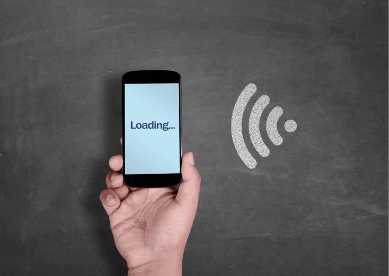 mão de homem segurando celular em carregamento ilustra artigo sobre problemas de autenticação na rede wireless