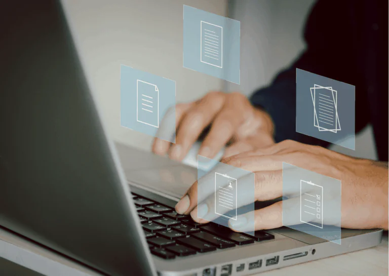 Em close na imagem está um notebook cinza com teclado preto, com mãos dispostas sobre o teclado e o mouse, como se usasse a máquina; por cima da imagem, estão desenhos de arquivos e páginas digitais, representando a diferença entre TI e SI.