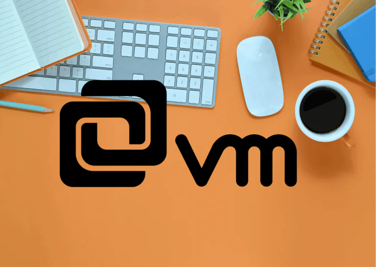 Representando para que serve o VMWare Workstation, está, sobre fundo alaranjado, em visão de flat lay, um teclado prateado de computador, um caderno de anotações de folhas brancas pautadas, um lápis, um mouse branco, uma caneca com café, alguns cadernos empilhados ao canto e uma planta pequena; sobre a fotografia estão as logos da VMware.