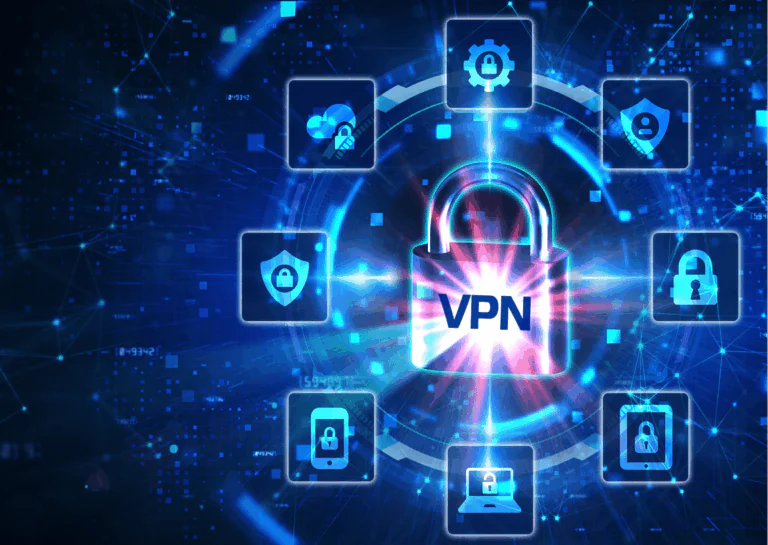 Sobre fundo azul com desenhos de pequenos de quadrados e algumas conexões de fios interligando pontos, está um cadeado com a sigla VPN, do qual sai uma luz brilhante branca e avermelhada, na qual seus traços levam a vários quadrados dispostos ao redor do cadeado em disposição como de um relógio, em cada um existe um símbolo como um brasão, engrenagem, celular, tablet, notebook, nuvem e cadeado; representando como funciona a proteção de dados com VPN.
