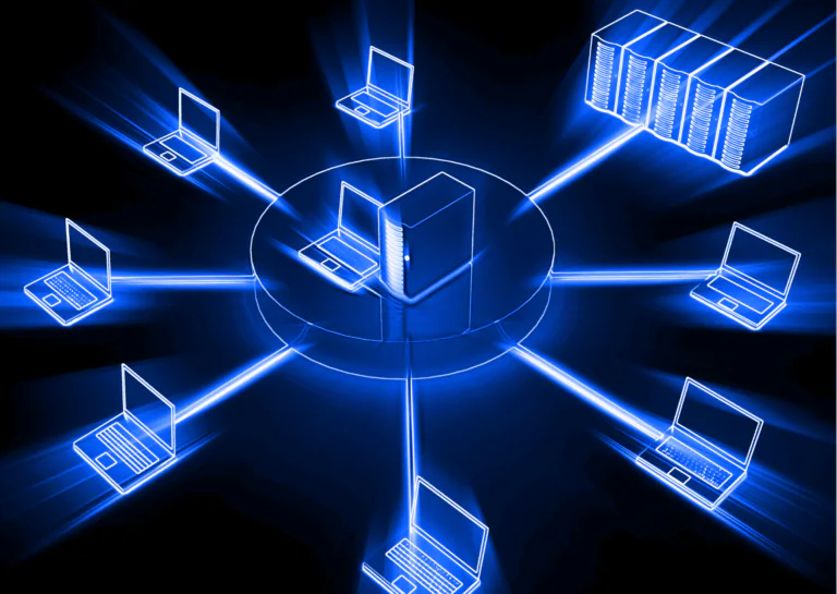 Sobre fundo preto estão desenhados diversos computadores em linhas azuis cintilantes, no centro um notebook com uma torre e, ao redor, formando um círculo, estão mais sete notebooks e um conjunto de cinco torres juntas; exemplificam as vantagens do acesso remoto.