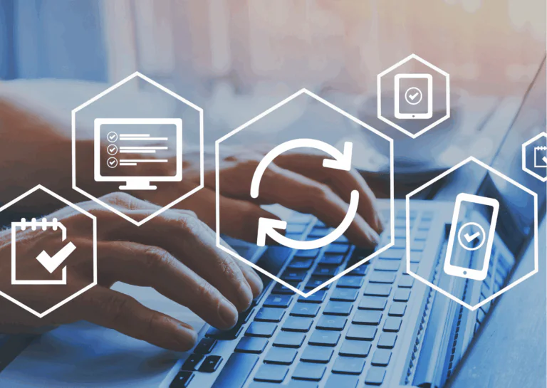 Ao fundo, com desfoque, está uma foto em close de um teclado de notebook, com suas mãos sobrepostas à ele como se digitassem; sobre a imagem, alguns símbolos brancos estão em destaque dentro de hexágonos brancos, com as setas de atualização no centro da imagem e símbolos de bloco de notas, desktop, tablet e smartphone; representando porque é importante atualizar o sistema operacional regularmente.