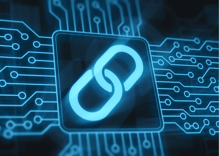 Simulando um chip de computador, a imagem mostra circuitos interligados, com destaque no centro, duas argolas de uma corrente, representando o blockchain na segurança da informação.