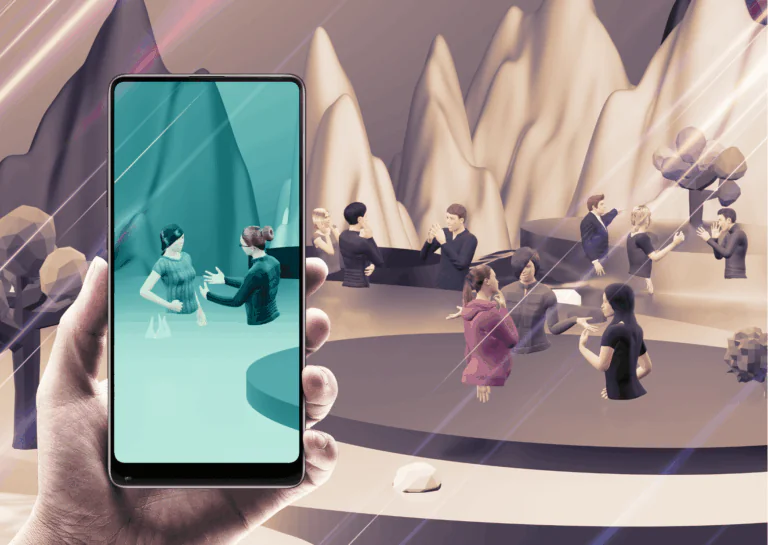 Em um ambiente digital, avatares de pessoas estão interagindo uns com os outros e, do lado esquerdo, uma mão humana segura um aparelho celular e, em sua tela, o ambientes que antes estava acinzentado, passa a ficar todo azulado, com ênfase em dois avatares interagindo; representando o multiverso do metaverso.