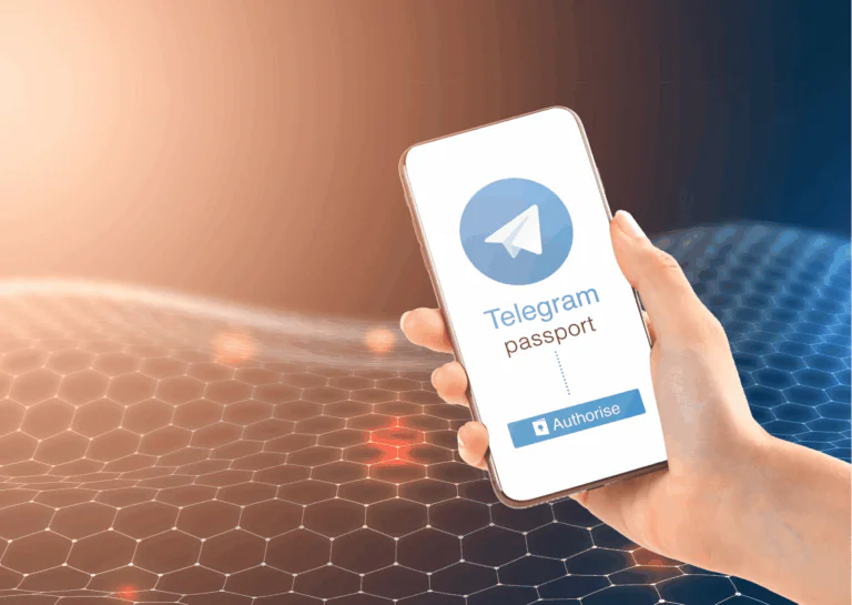 Sobre fundo em que está desenhada em 3D uma rede formada por hexágonos, dispostos como ondas, uma mão surge pelo lado direito da imagem segurando um telefone celular que exibe o aplicativo do Telegram; exemplificando os benefícios do Telegram para empresas.