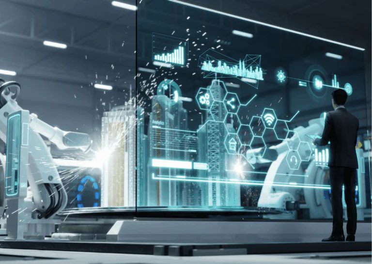 Ao fundo da imagem, braços robóticos trabalham em uma linha de montagem; em sobreposição, uma tela de vidro de altura maior que uma pessoa mostra gráficos e dados em imagem digital azulada; na frente da tela, está um homem usando terno escuro e segurando um tablet; demonstrando como Tecnologia Operacional e Tecnologia da Informação se relacionam no ambiente corporativo.