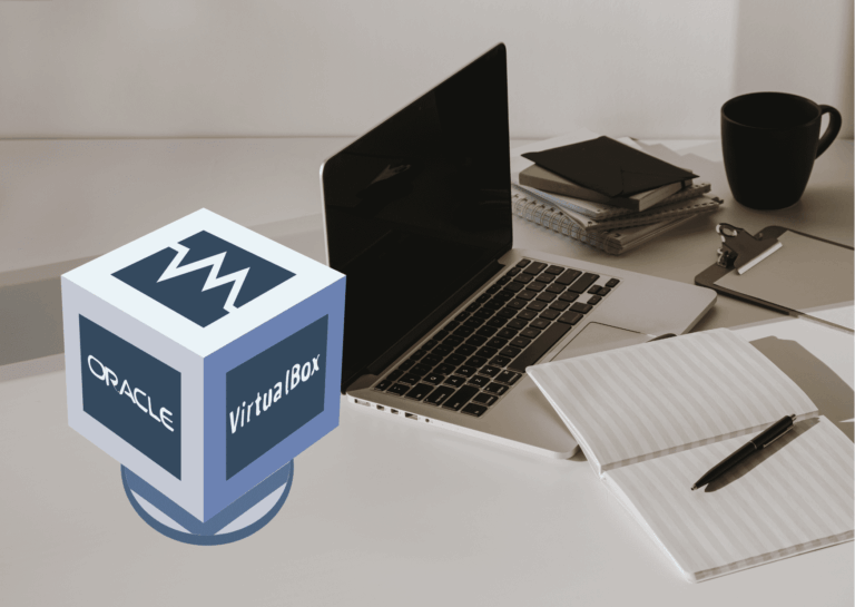 Representando o que é o VirtualBox, está uma fotografia de uma mesa de trabalho branca com um notebook, cadernos, prancheta, caneca e caneta dispostos ao redor da máquina e, ao lado esquerdo dela e sobreposta à fotografia, está a logo do Oracle VirtualBox, um cubo em que podem ser lidos o nome da marca, do software e também o símbolo da empresa, que se assemelha à uma linha de batimentos cardíacos.