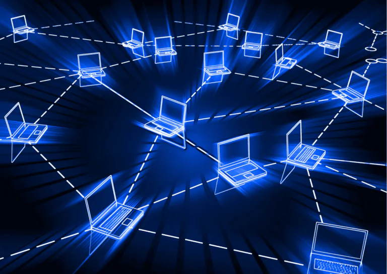 Sobre fundo preto, estão desenhados em estilo de ícones feitos de linhas brancas luminosas vários notebooks, distribuídos aleatoriamente pela imagem e conectados por linhas brancas e linhas pontilhadas brancas uns aos outros e representando como funciona a virtualização com VMware.